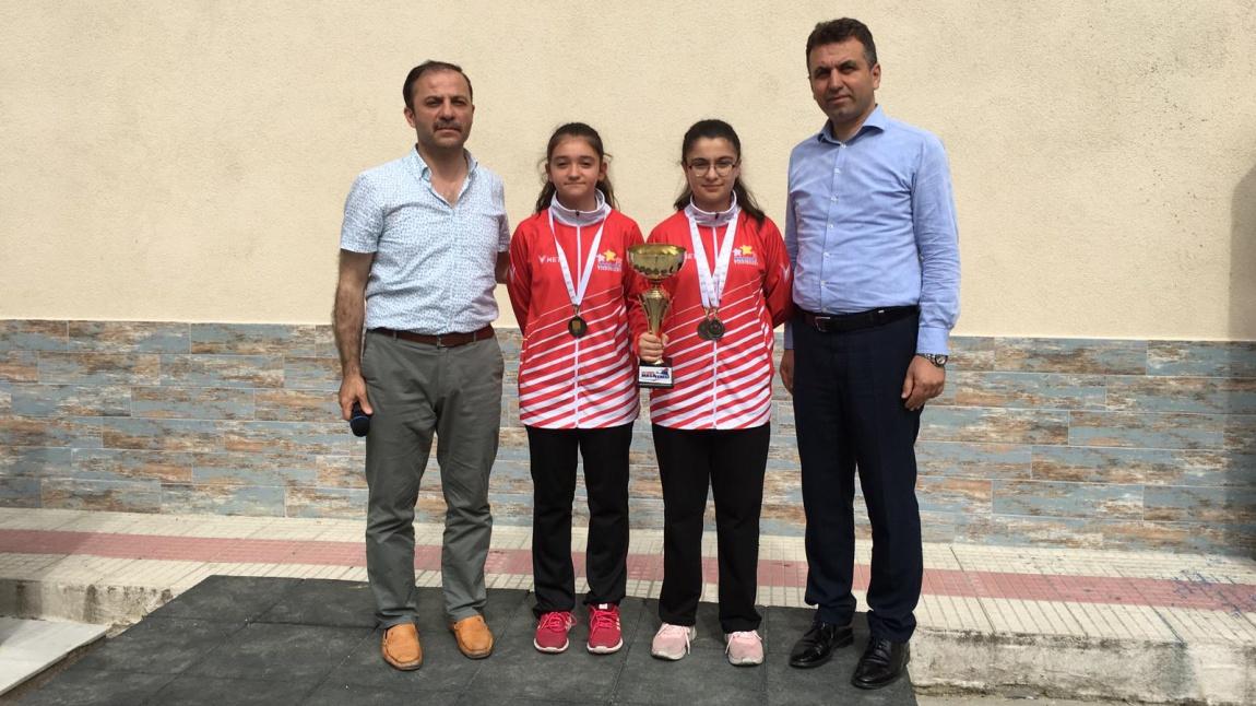 Türkiye şampiyonu masa tenisi ekibimizle kupa kaldırdık.