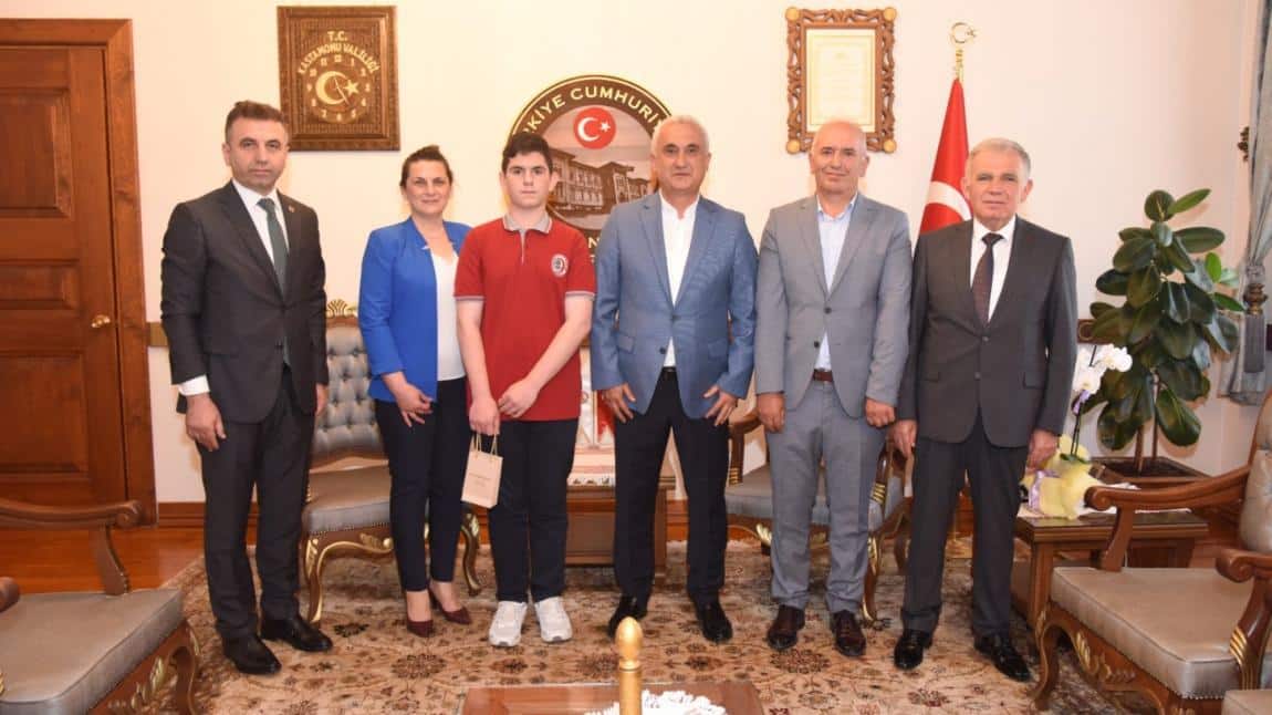 2022 LGS'de Türkiye Birincisi Olan Öğrenciler  Valimiz Sayın Avni ÇAKIR'ı Makamında Ziyareti.